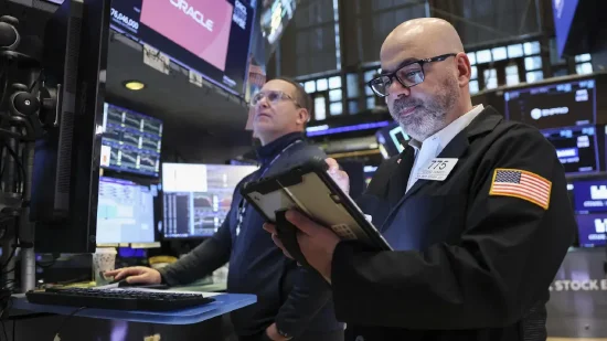 美股早盘持续承压，道指显著回落；地缘冲突加剧能源不确定性。