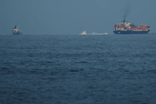  中东局势动荡，霍尔木兹海峡受阻；美国农业面临化肥供应严峻挑战。 新闻