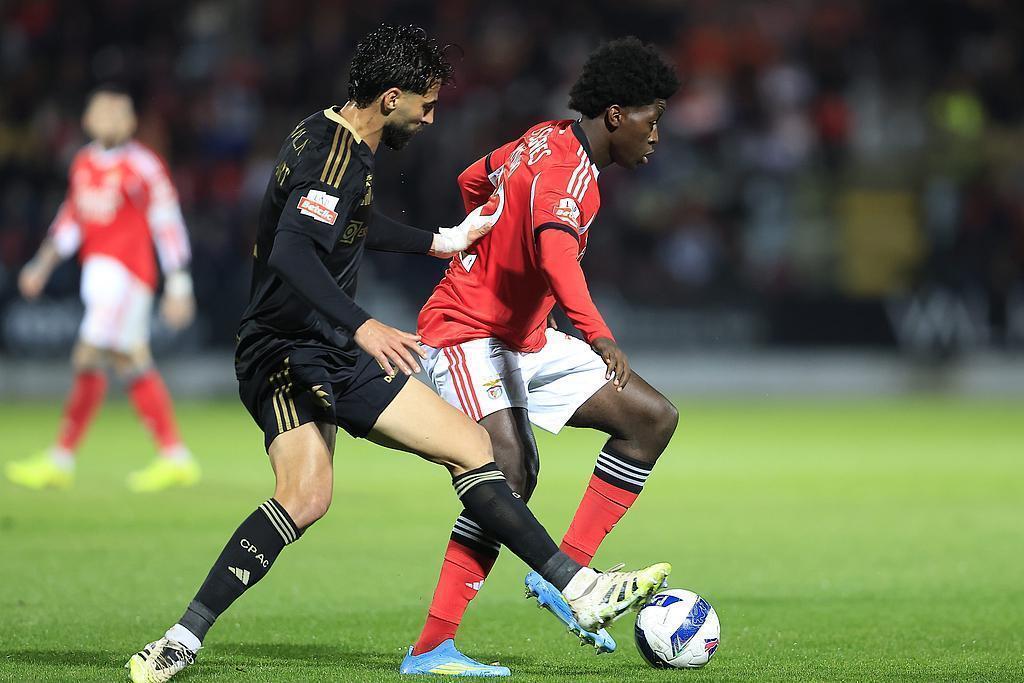  【战术复盘】本菲卡1-1卡萨匹亚：穆氏防守哲学遭遇裁判尺度困局，6分钟补时背后的战术博弈 体育新闻