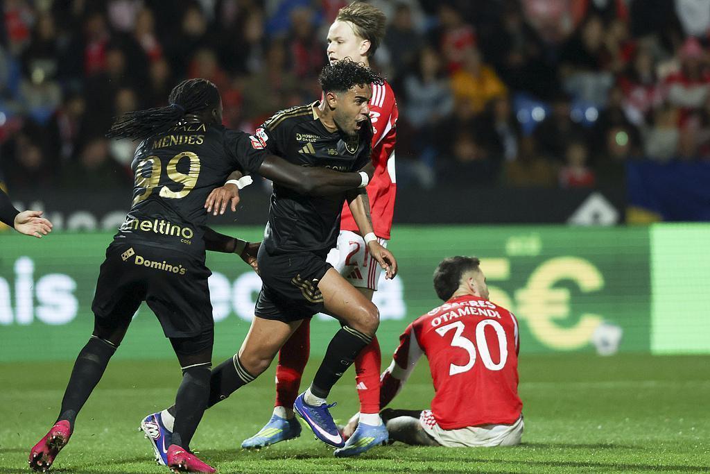  【战术复盘】本菲卡1-1卡萨匹亚：穆氏防守哲学遭遇裁判尺度困局，6分钟补时背后的战术博弈 体育新闻