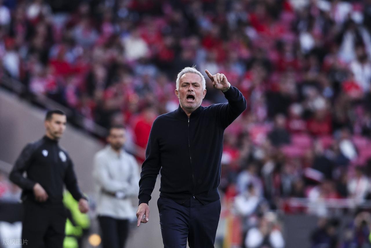  【战术复盘】本菲卡1-1卡萨匹亚：穆氏防守哲学遭遇裁判尺度困局，6分钟补时背后的战术博弈 体育新闻