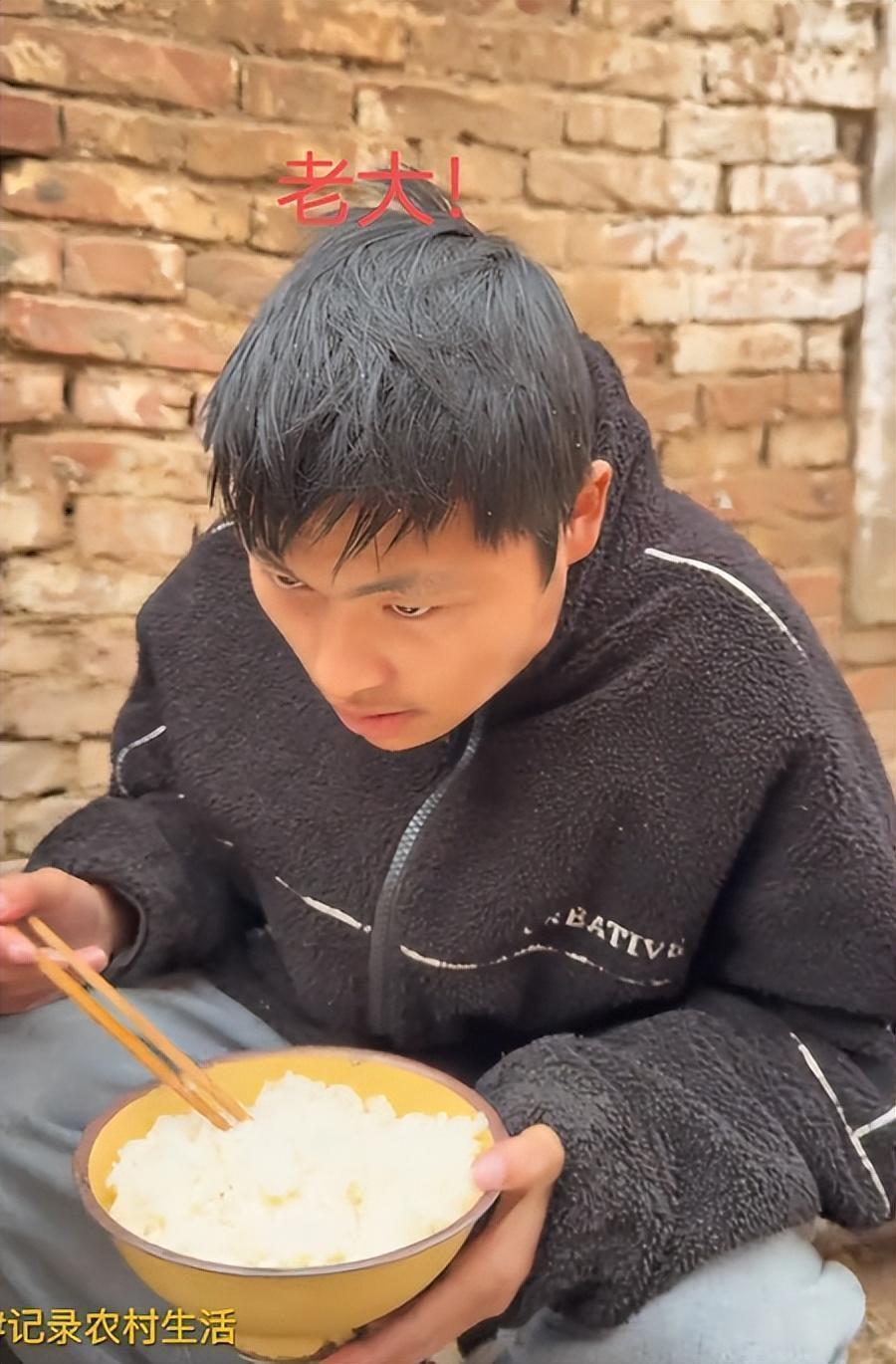  那个蹲在墙角吃白饭的大儿子，让我红了眼眶 情感心理